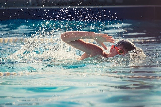 enfant faisant de la piscine